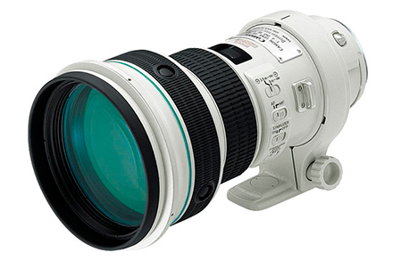 Uma lente construída com tecnologia ótica difrativa multicamada que proporciona aos fotógrafos o desempenho superior de uma telefoto em um corpo compacto e leve, com correção refinada de aberrações cromáticas.