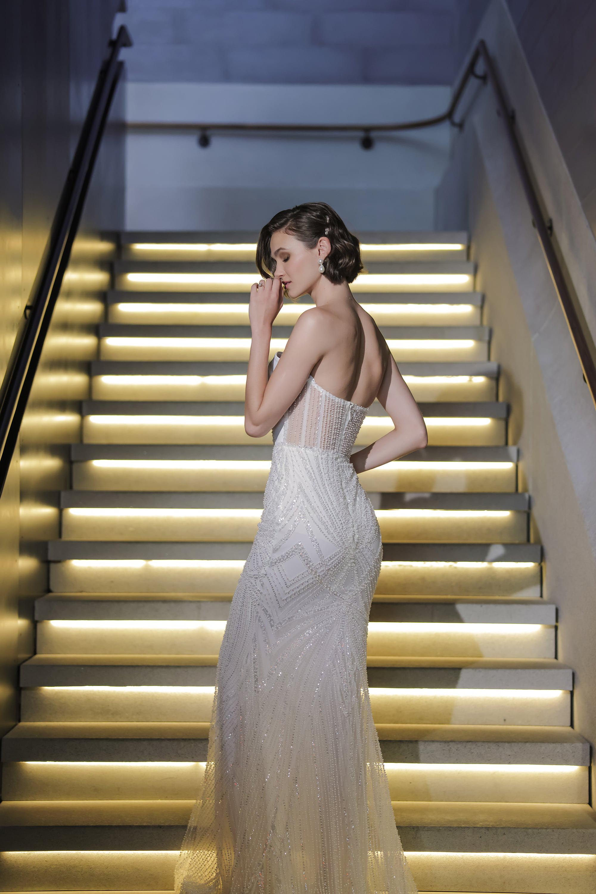 Pessoa vestindo vestido em uma escadaria