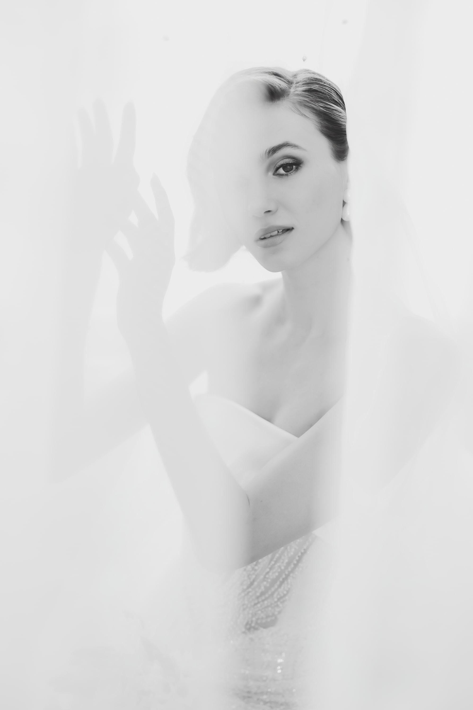 Pessoa de vestido branco posando para uma foto