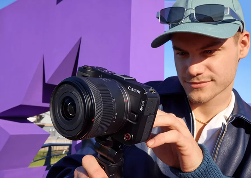 Homem manuseando a EOS R50 V