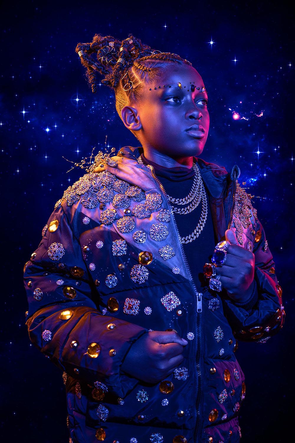 Modelo olhando para a direita.